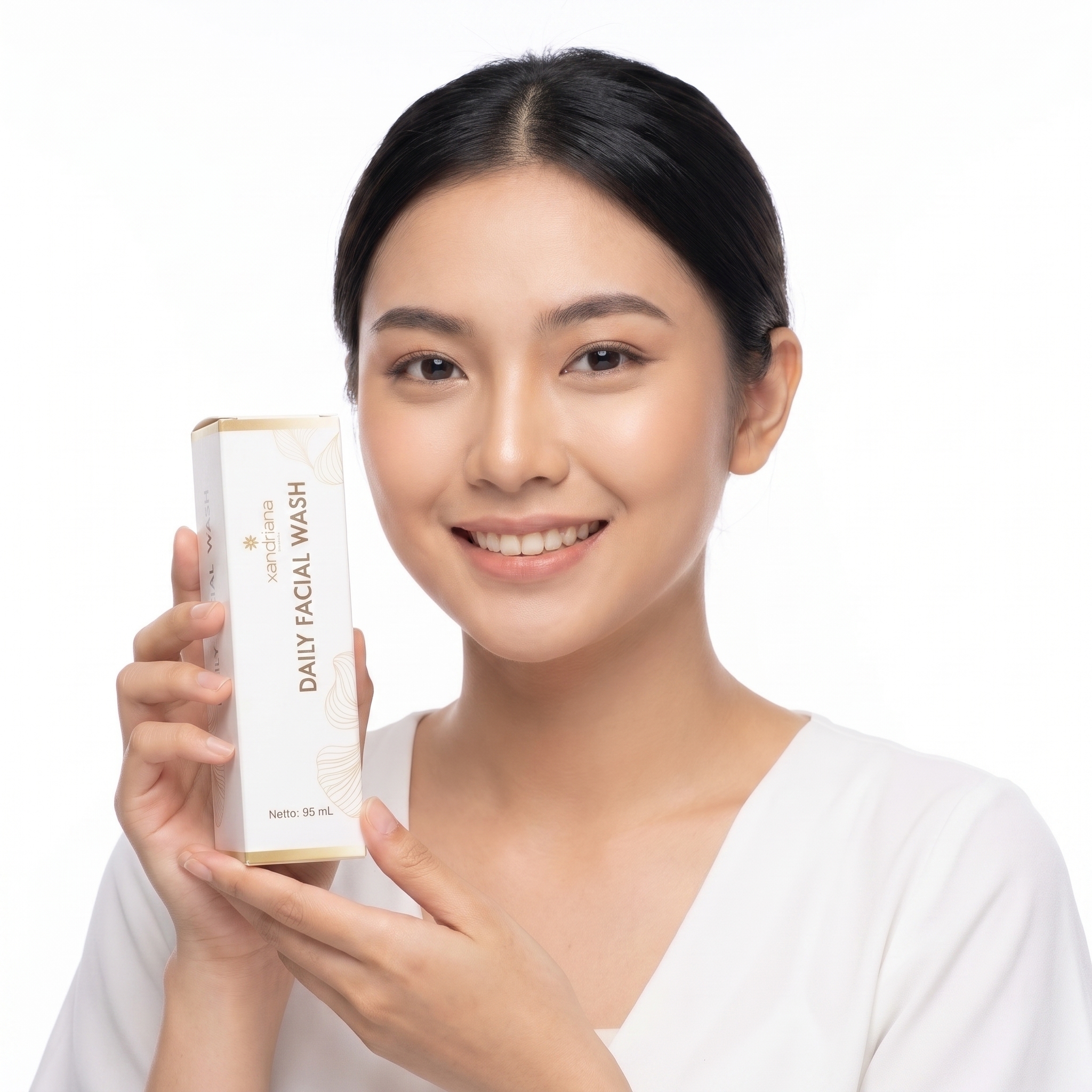 Model memegang kemasan xandriana Daily Facial Wash